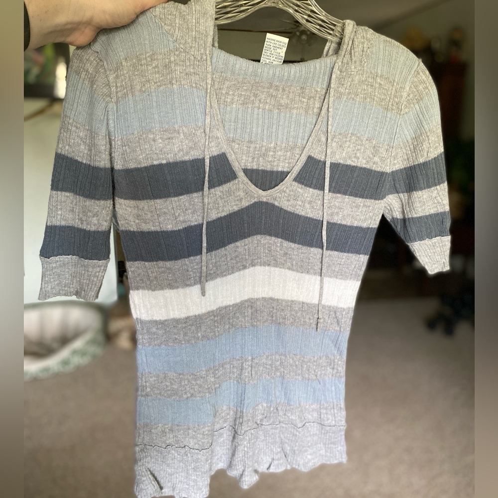 MAURICES V-neck 1/2 sleeve lightweight hoodie Size: Small
